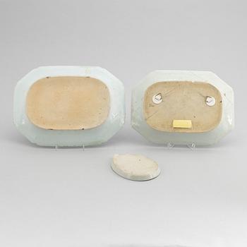 Serveringsfat, 3 stycken, porslin, Kina, Qingdynastin, Qianlong (1736-1795) samt Jiaqing (1796-1820).