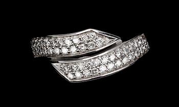 RING, 18k vitguld med briljantslipade diamanter, tot 0.65 ct enl gravyr.