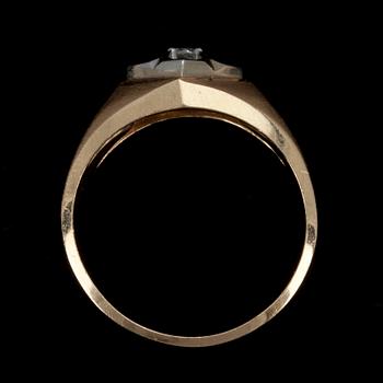 RING, guld 14 K, 5 diamanter, total vikt 6 g.