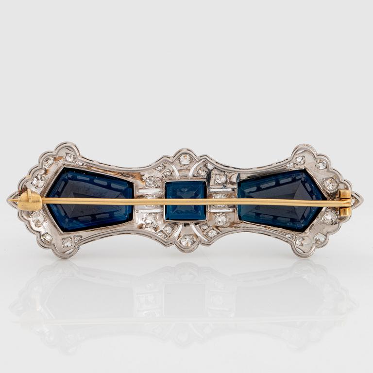Brosch 18K guld med safirer totalvikt ca 40.00 ct samt gammal- och åttkantslipade diamanter.