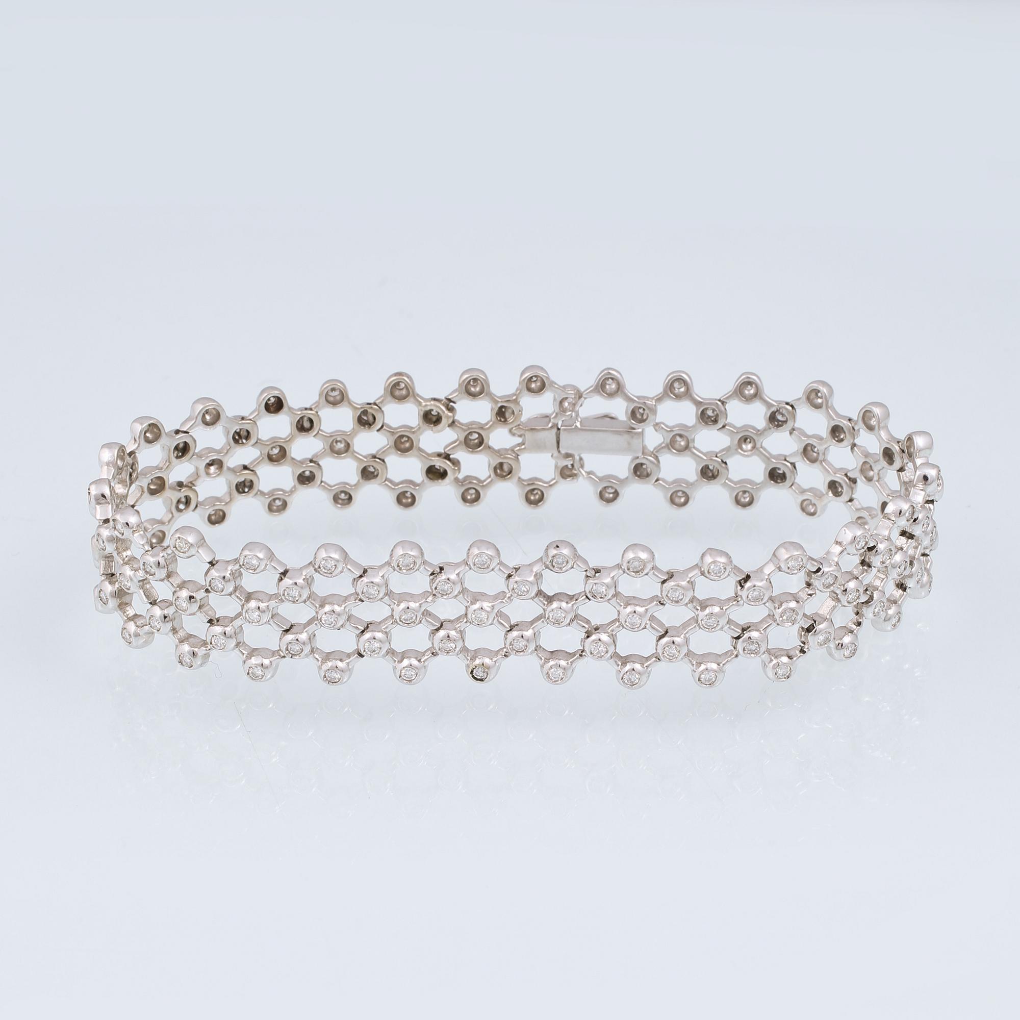 ARMBAND, 18K vitguld med briljantslipade diamanter ca 3.00 ct. Vikt 25,4 gram.