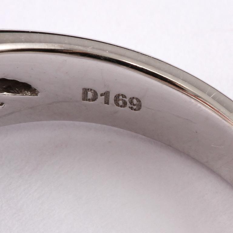 RING, 18k vitguld med 56 briljantslipade diamanter, totalt 1.69 ct. Vikt 7 g.