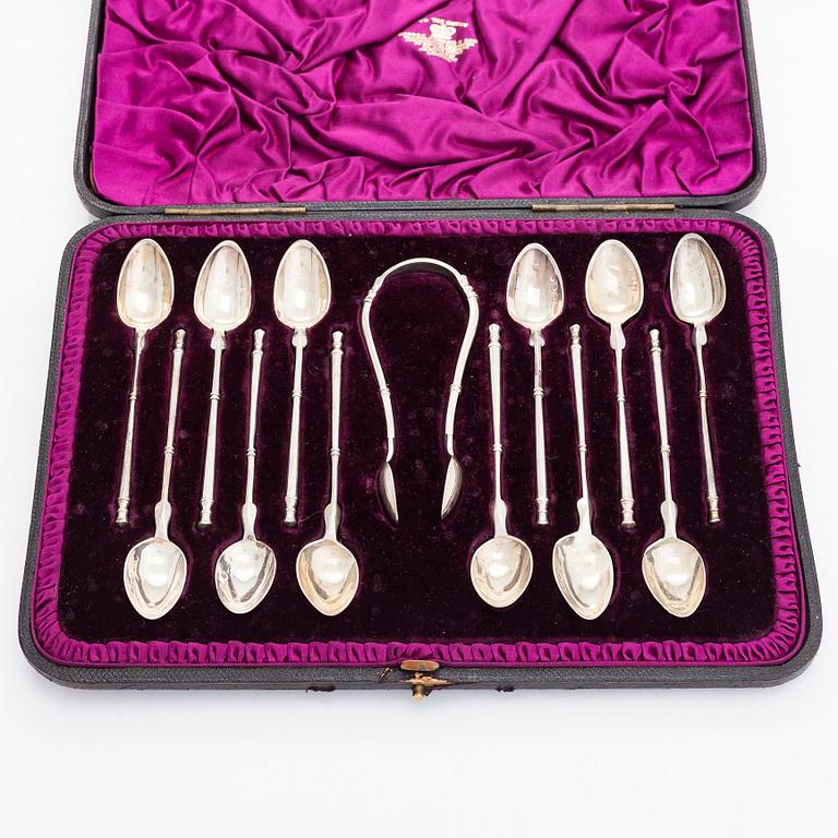 A set of 12 coffee spoons and sugar tongs in fitted case, silver import mark of Georg Edvard & Son, Glasgow 1900.
