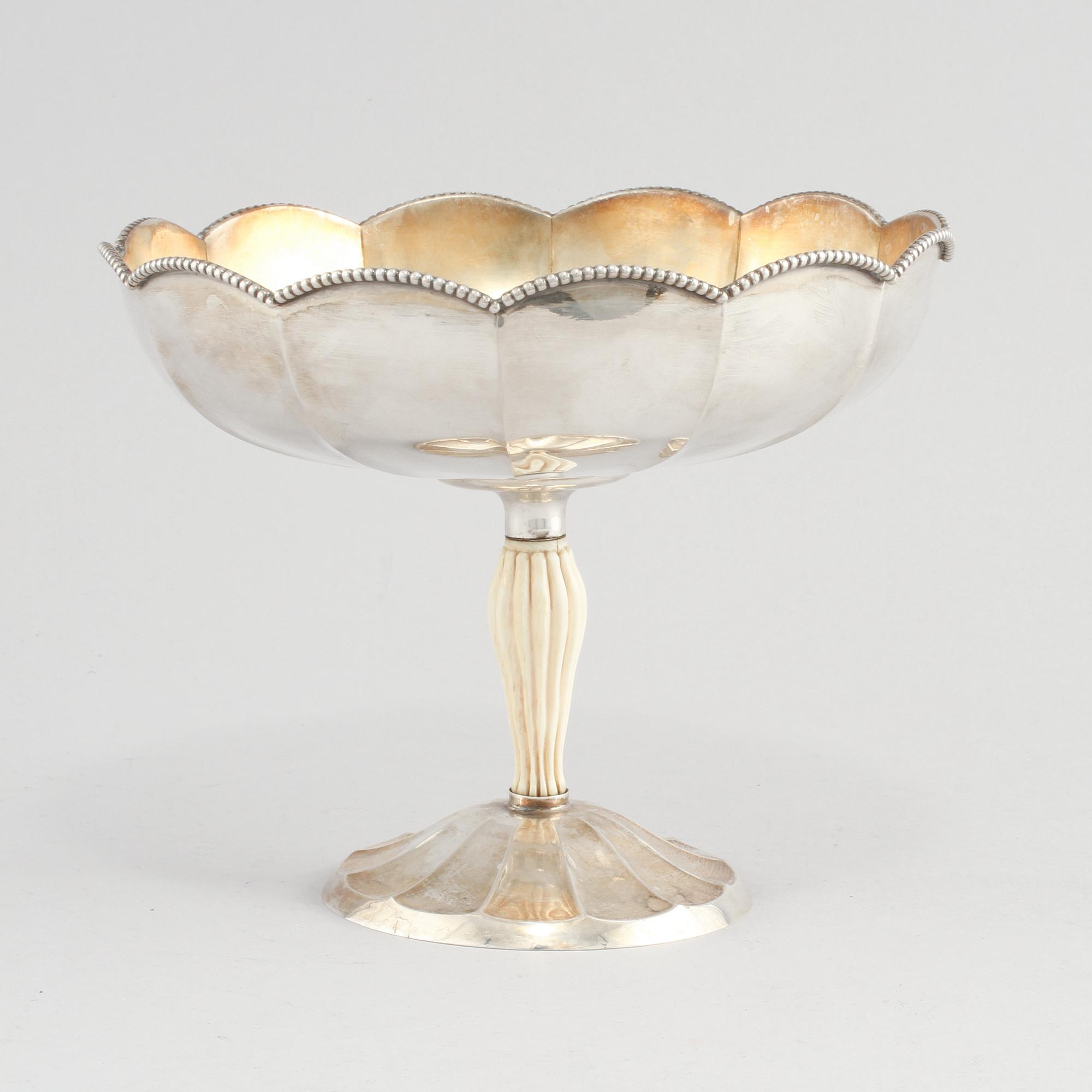 SKÅL PÅ FOT, silver och ben, Göteborg, 1923. Vikt 410 g.