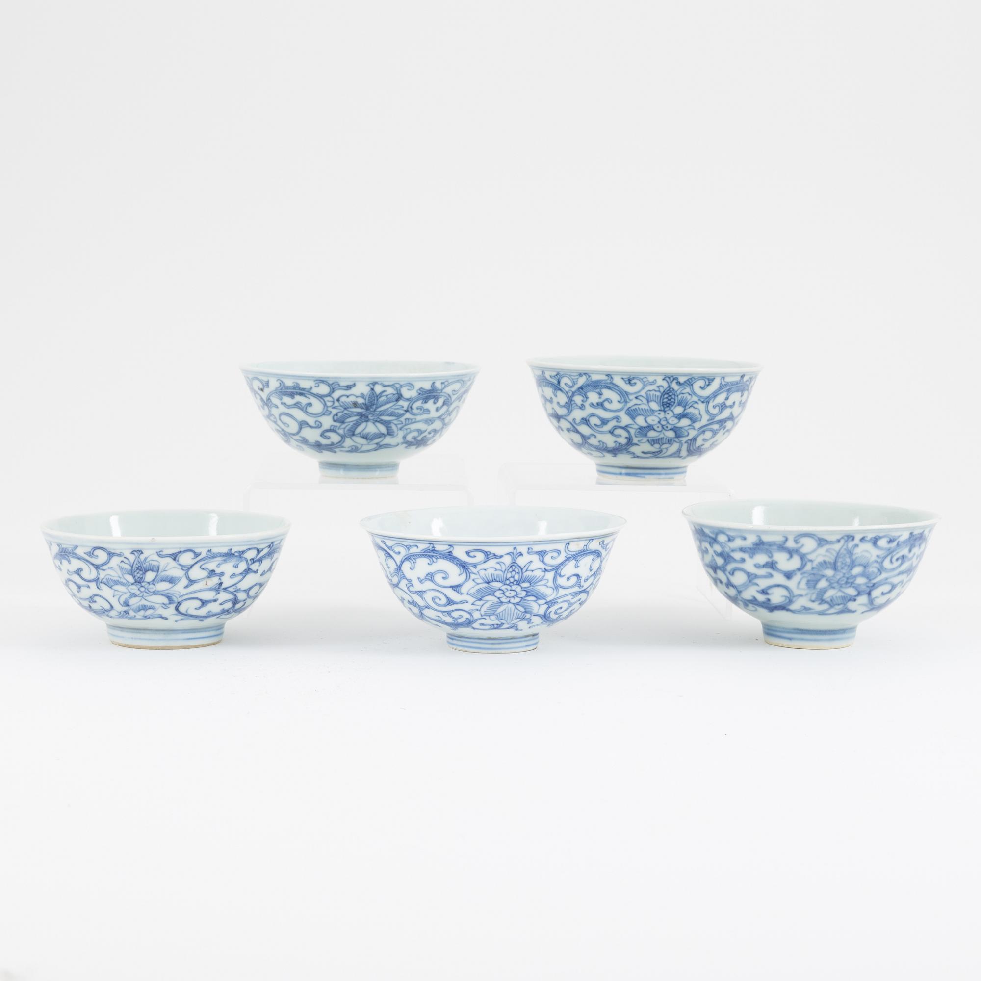 Skålar, fem stycken, porslin, Kina, sen Qingdynasti, omkring år 1900.