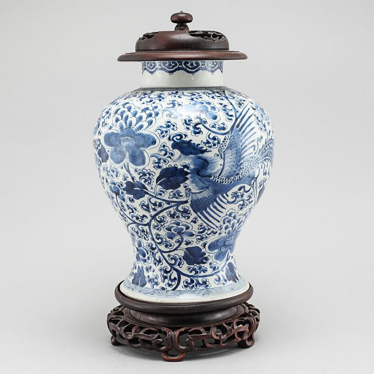 A chinese porcelian vase from the 20th century.