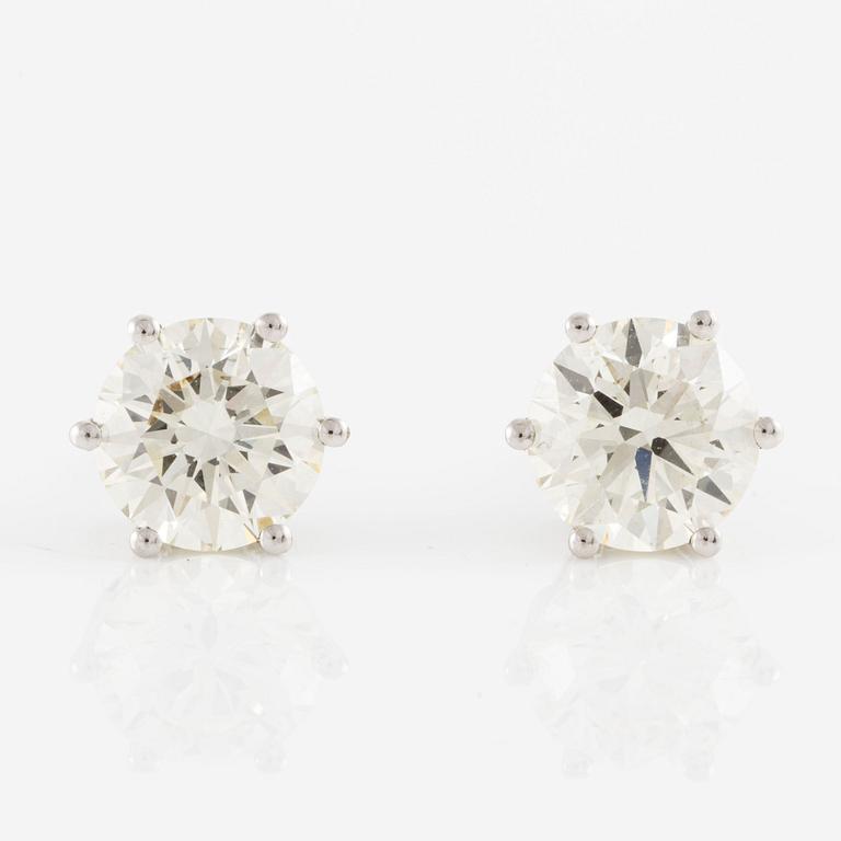 Earrings 14K white gold with brilliant cut diamonds.