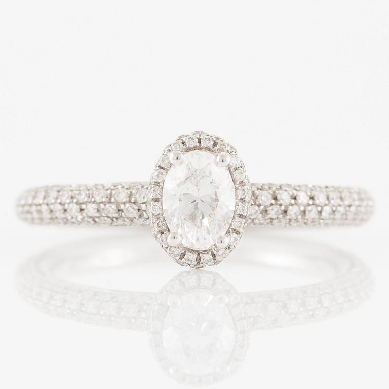 Ring 18K vitguld med ovalslipad diamant ca 0.47 carat.