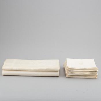 1+1 linen table cloths and 12 linen napkins.
