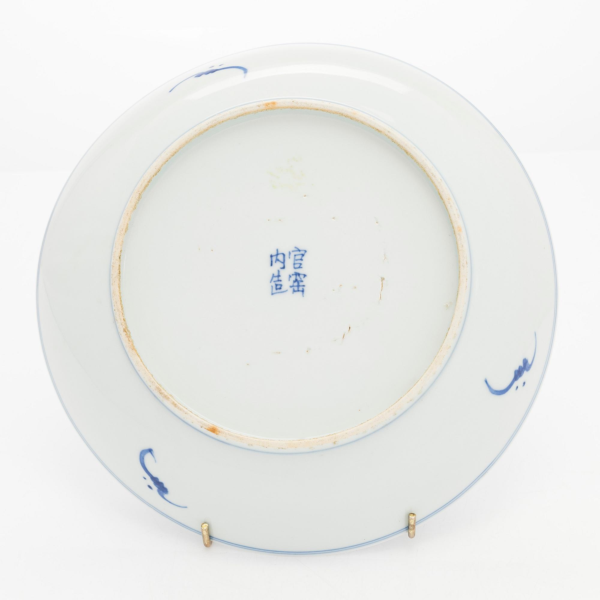 A blue and white lotus porcelain dish, Qing dynasty, 19th century.