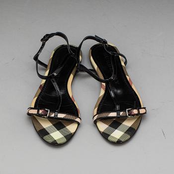 SANDALER, Burberry.