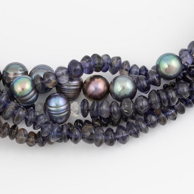 An Ole Lynggaard clasp 18K gold with five-row collar.