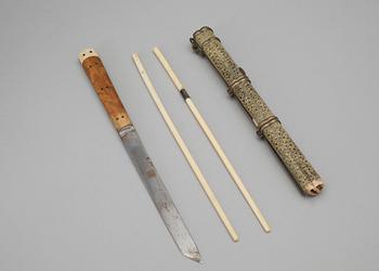 CHOPSTICKS samt KNIV, bland annat ben, sannolikt Kina, 1900-tal.