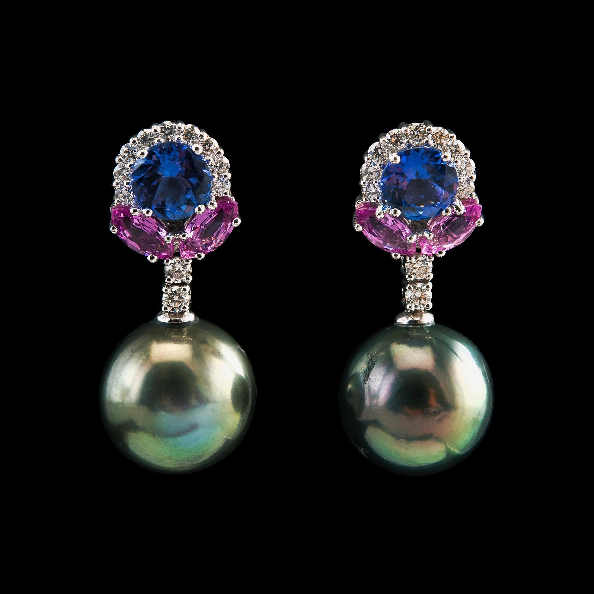 KORVAKORUT, tansaniitteja 2.73 ct, roosa safiireja 2.02 ct, briljanttihiottuja timantteja 0.75 ct, Tahitinhelmiä 14,5 mm.