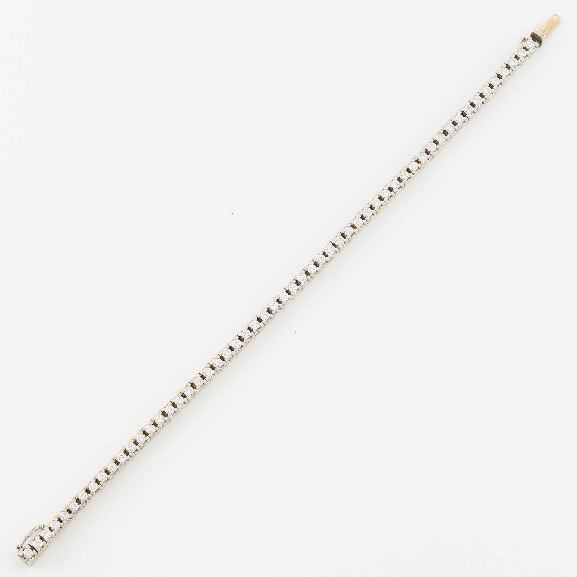 Tennis bracelet 18K white gold with round brilliant-cut diamonds.