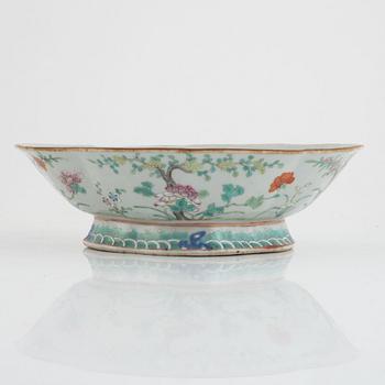 A Chinese porcelain bowl, late 19th Century.