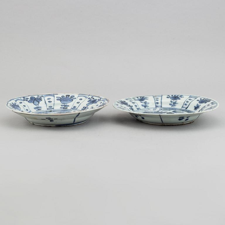 A set of two blue and white kraak dishes, Ming dynasty, Wanli (1572-1620).