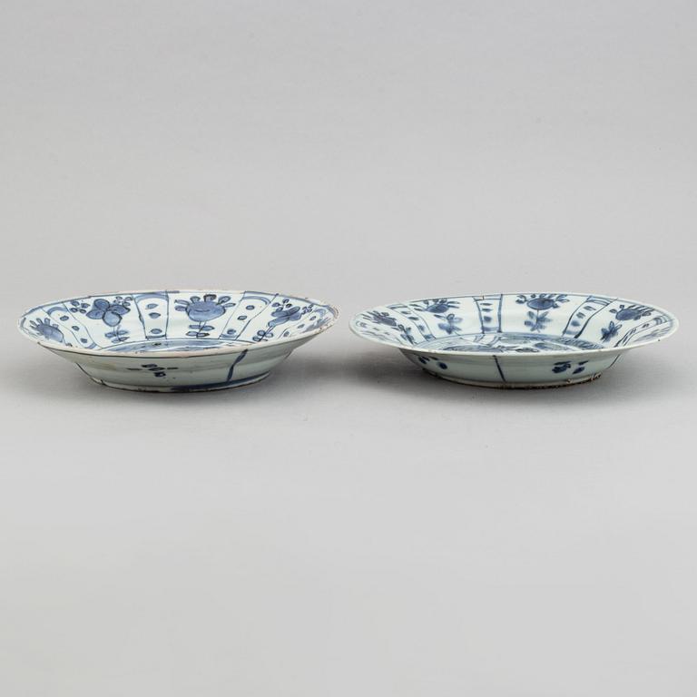 A set of two blue and white kraak dishes, Ming dynasty, Wanli (1572-1620).