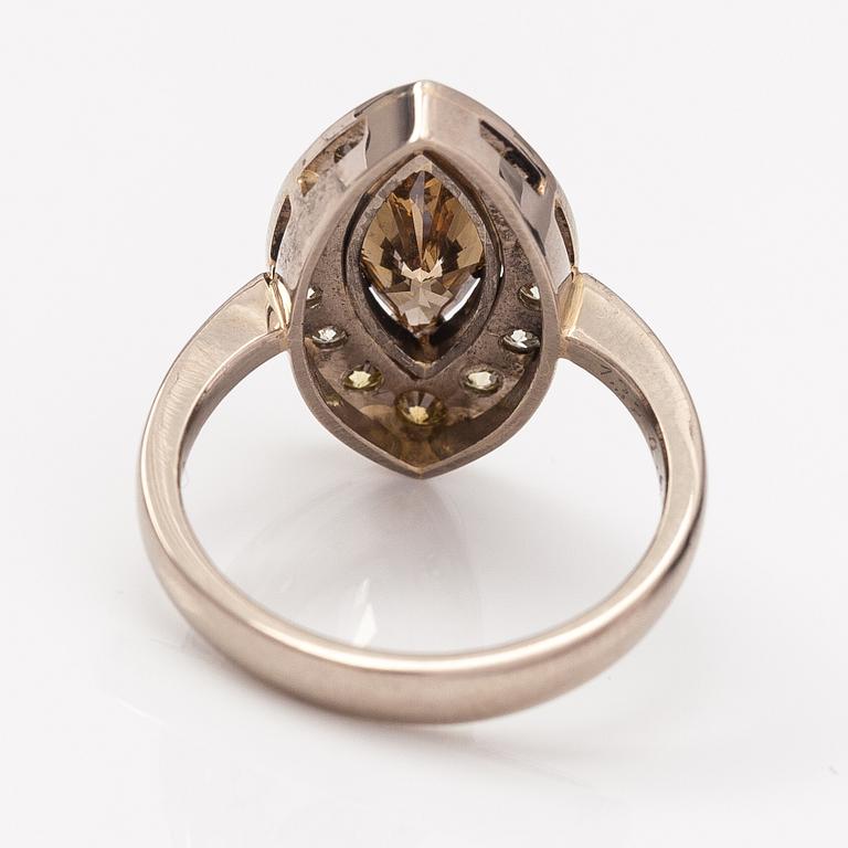 Ring, 14K vitguld, navettslipad diamant ca 1.32 ct och briljantslipade diamanter 0.63 ct tot enl gravyr. Finland.