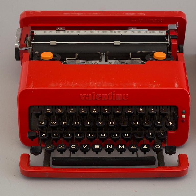 ETTORE SOTTSASS, skrivmaskiner 2 st, "Valentine", 1969.
