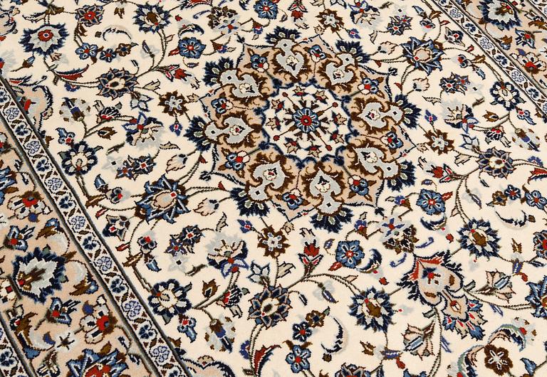 A Kashan carpet, ca 250 x 150 cm.