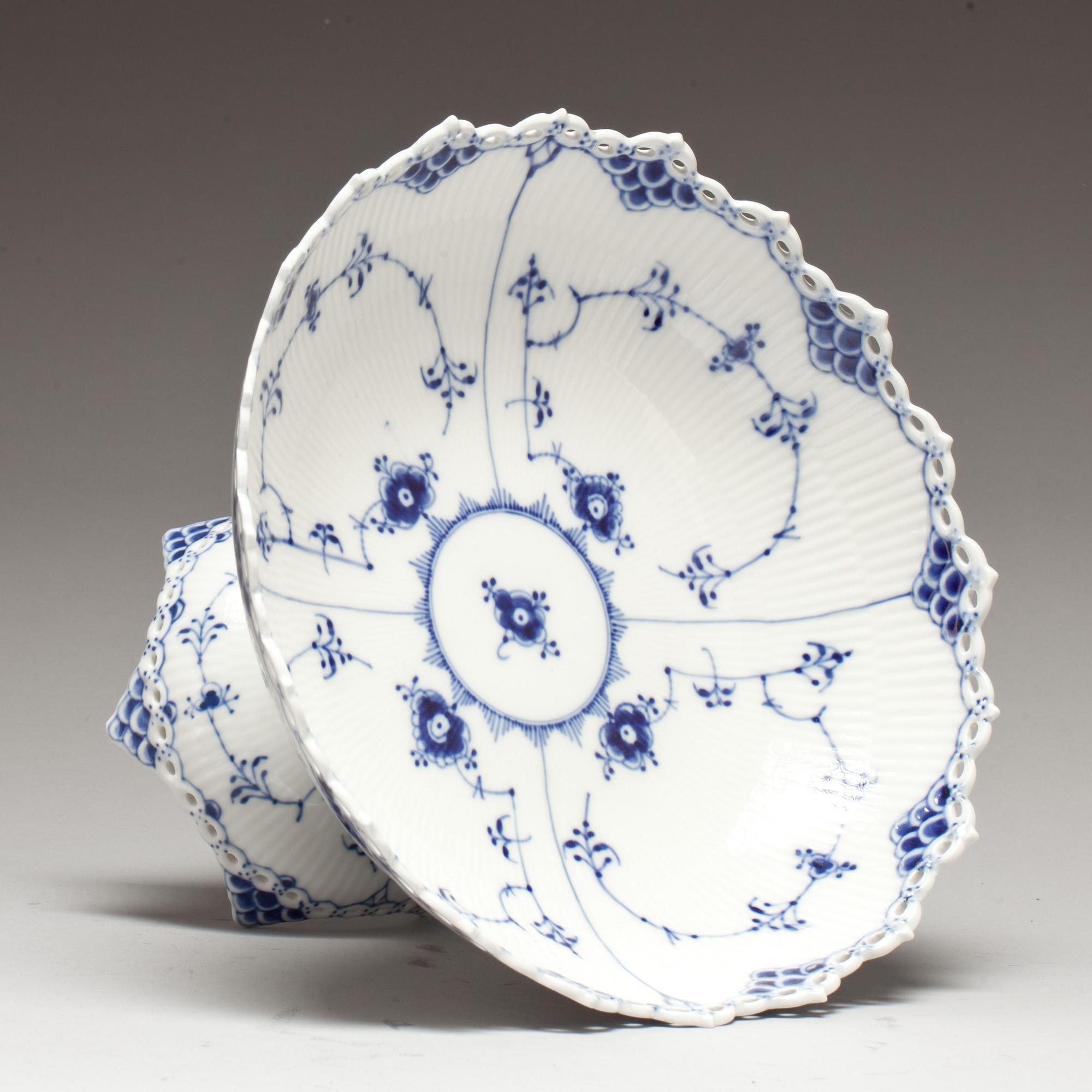 SKÅL på FOT, porslin, "Musselmalet", Royal Copenhagen.