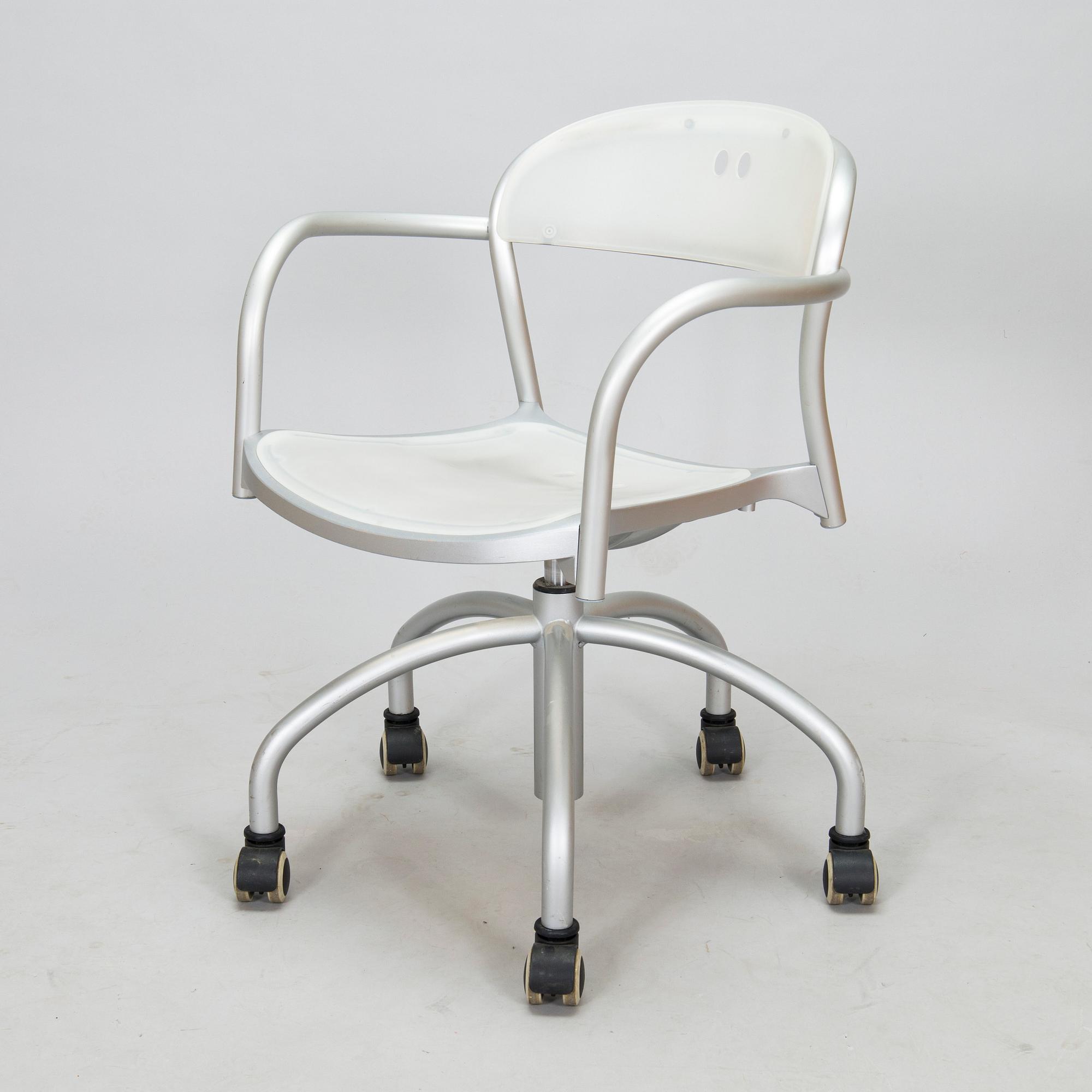 Giorgio Topan & Gianantonio Perin, kirjoituspöydäntuoli, "Pamplona", Arper 2000-luku.