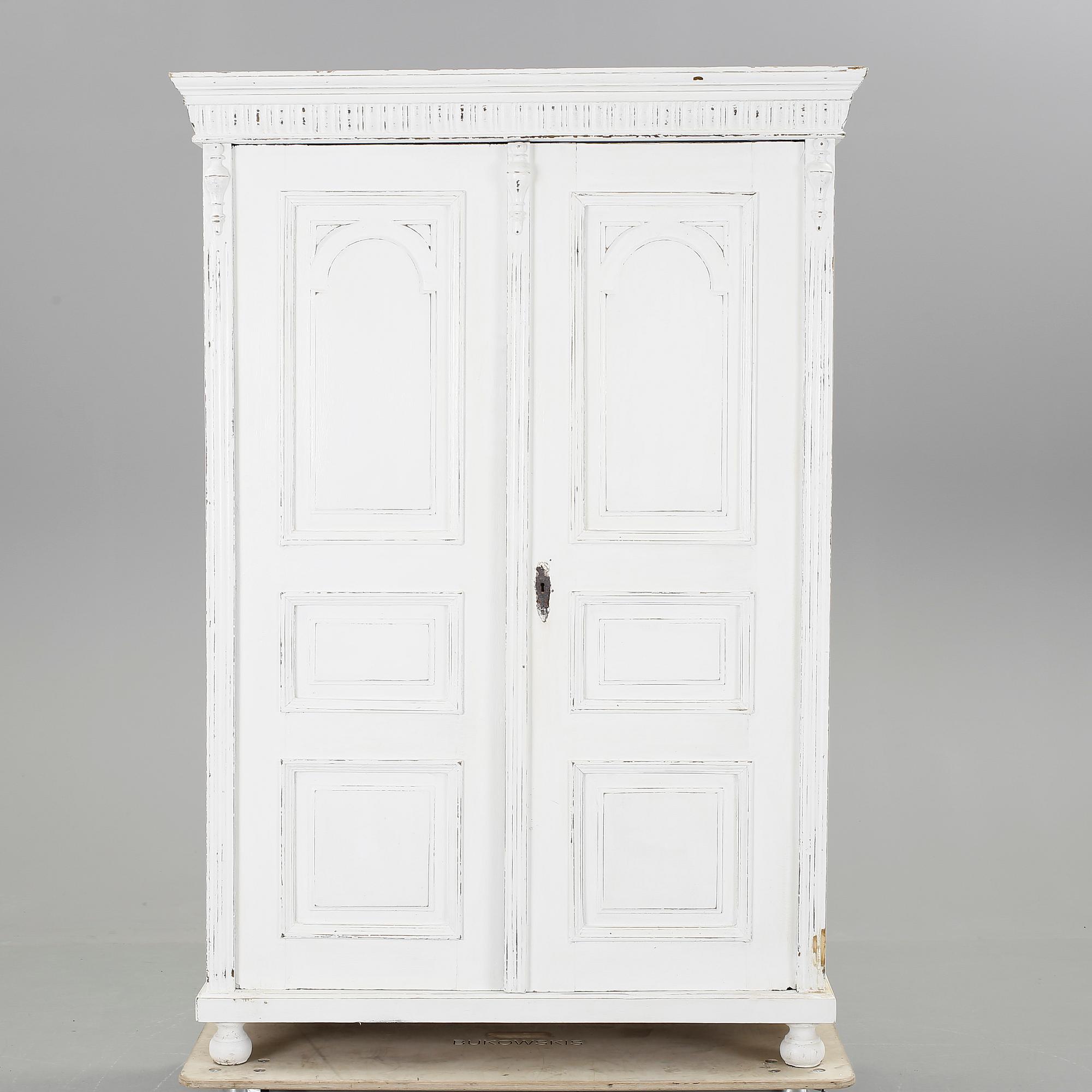 KLÄDSKÅP, 1900-talets första hälft.