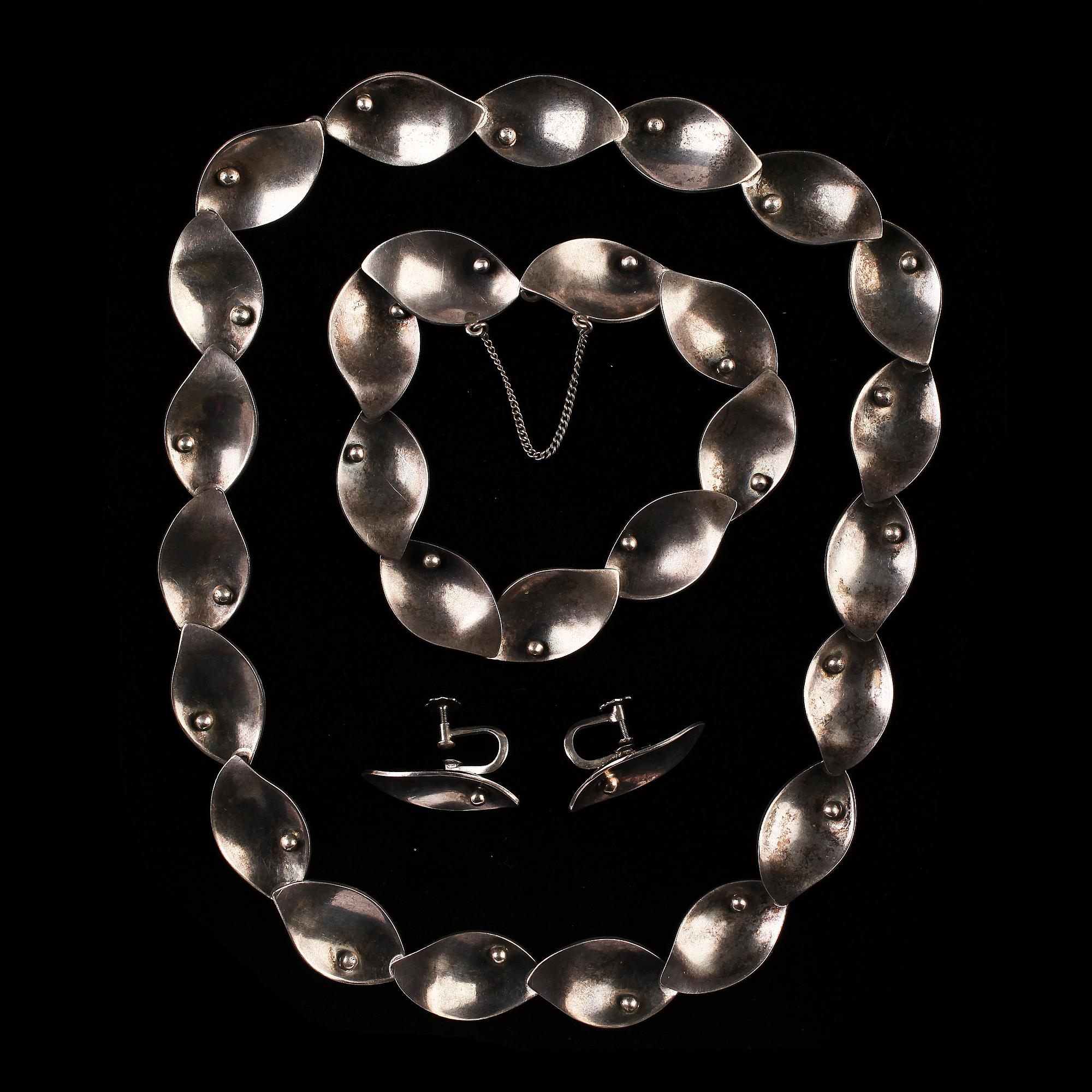 HALSBAND, ARMBAND samt ÖRHÄNGEN, ett par, sterlingsilver, Stigbert, Stockholm, 1950. Vikt ca 75 gr.