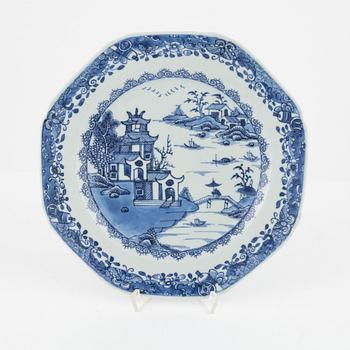 Servisdelar, porslin, 43 st, Kina, Qingdynastin, mestadels Qianlong (1735-95).