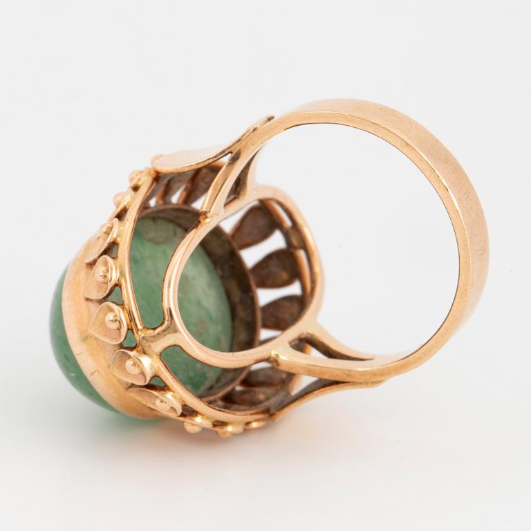 Cabochon-cut aventurine quartz cocktailring.