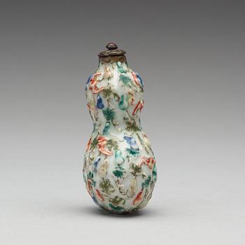 A large famille rose snuff bottle, Qing dynasty, 19th Century.