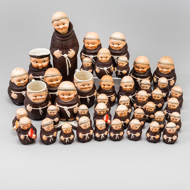 FIGURINER, SENAPSBURK, SALTSTRÖARE, SPARBÖSSA, PEPPARSTRÖARE & KANNOR, 44 st, porslin, Goebel, 1900-talets andra hälft.