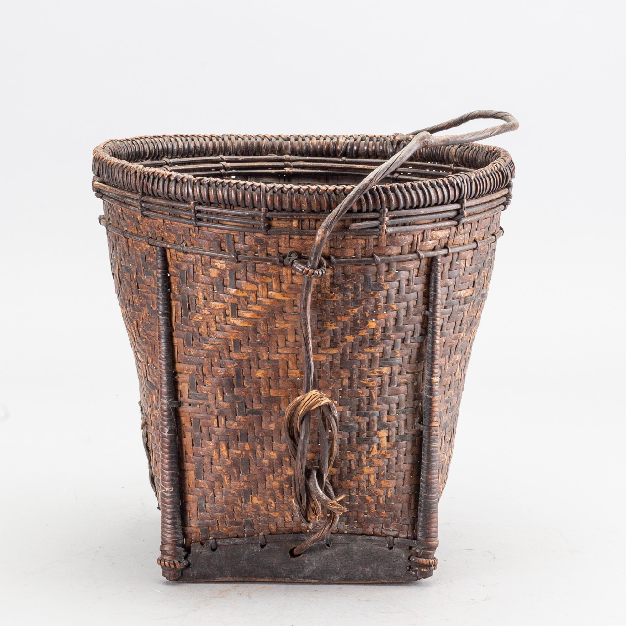 AN IFUGAO RATTAN BASKET PHILIPPNIES PROBEBLY 19TH CENTURY.