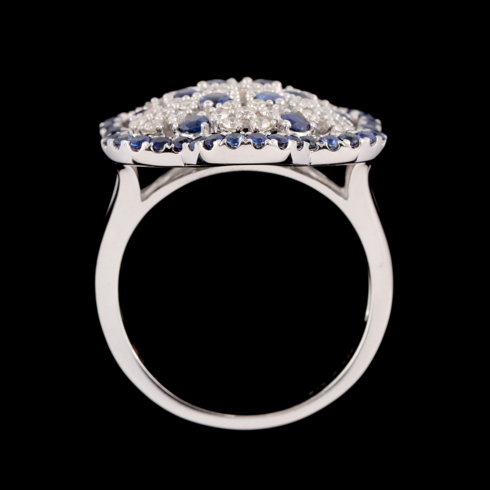 RING, 18k vitguld med 49 briljantslipade diamanter, tot 0.59 ct samt 54 blå safirer, tot 1.21 ct. Vikt 6 g.