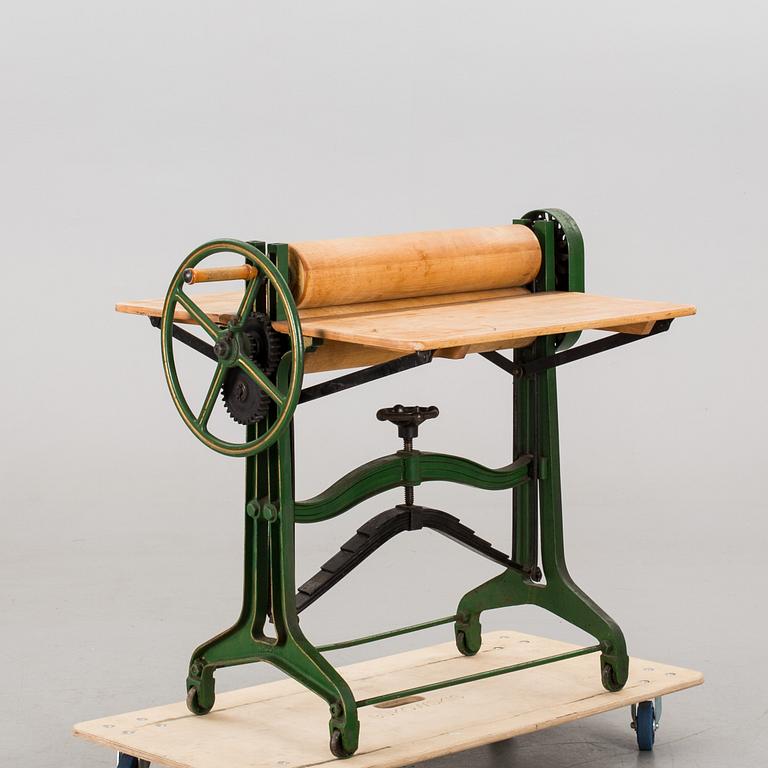 A CAST IRON MANGLE FROM NORRAHAMMARS BRUK, around 1900.