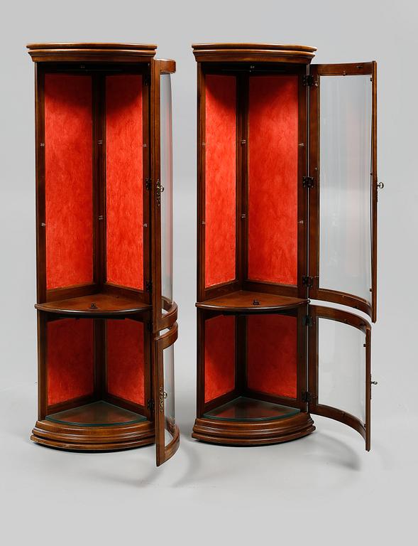 HÖRNVITRINSKÅP, ett par, 1900/2000-tal.