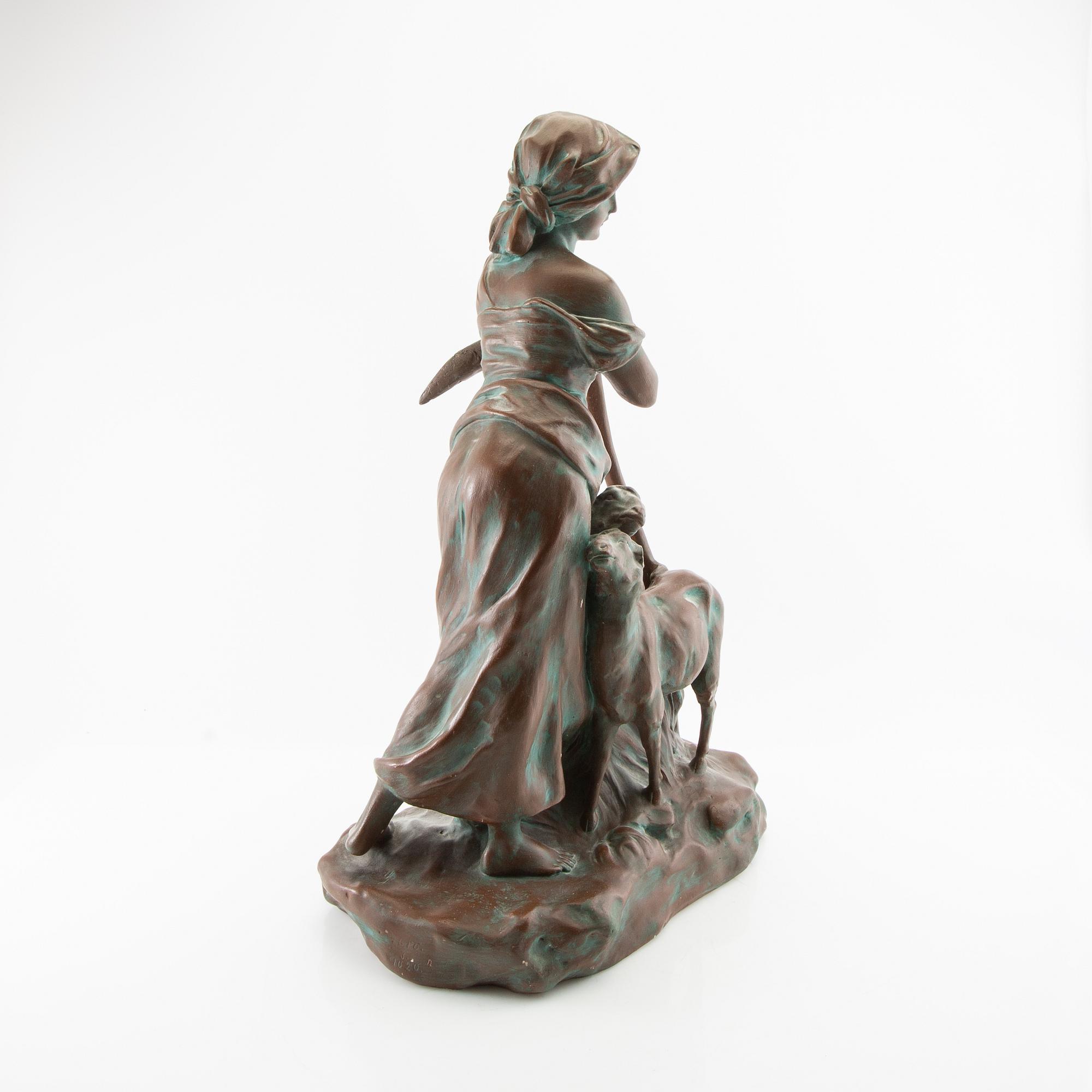 Dekorativ skulptur Kvinna med får och lie 1900-talets första hälft.