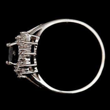 RING, 14 k vitguld, med safir och briljanter.