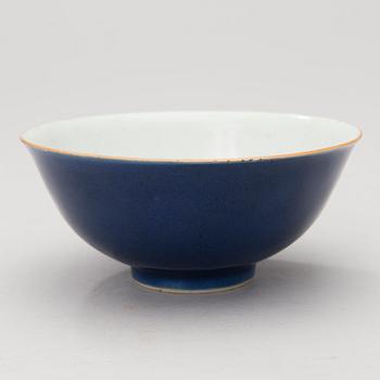 A Chinese porcelain Qianlong (1736-1795) bowl.