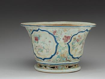 A famille rose flower pot, late Qing dynasty.