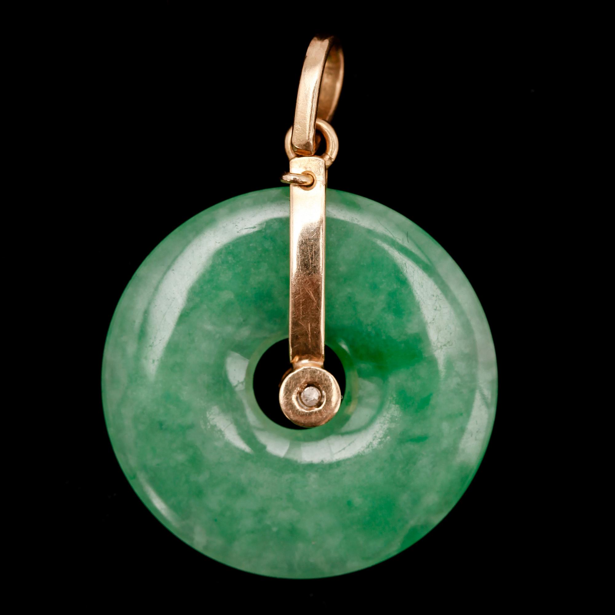 HÄNGE 18 k guld, med jade och briljant 0.18 ct.