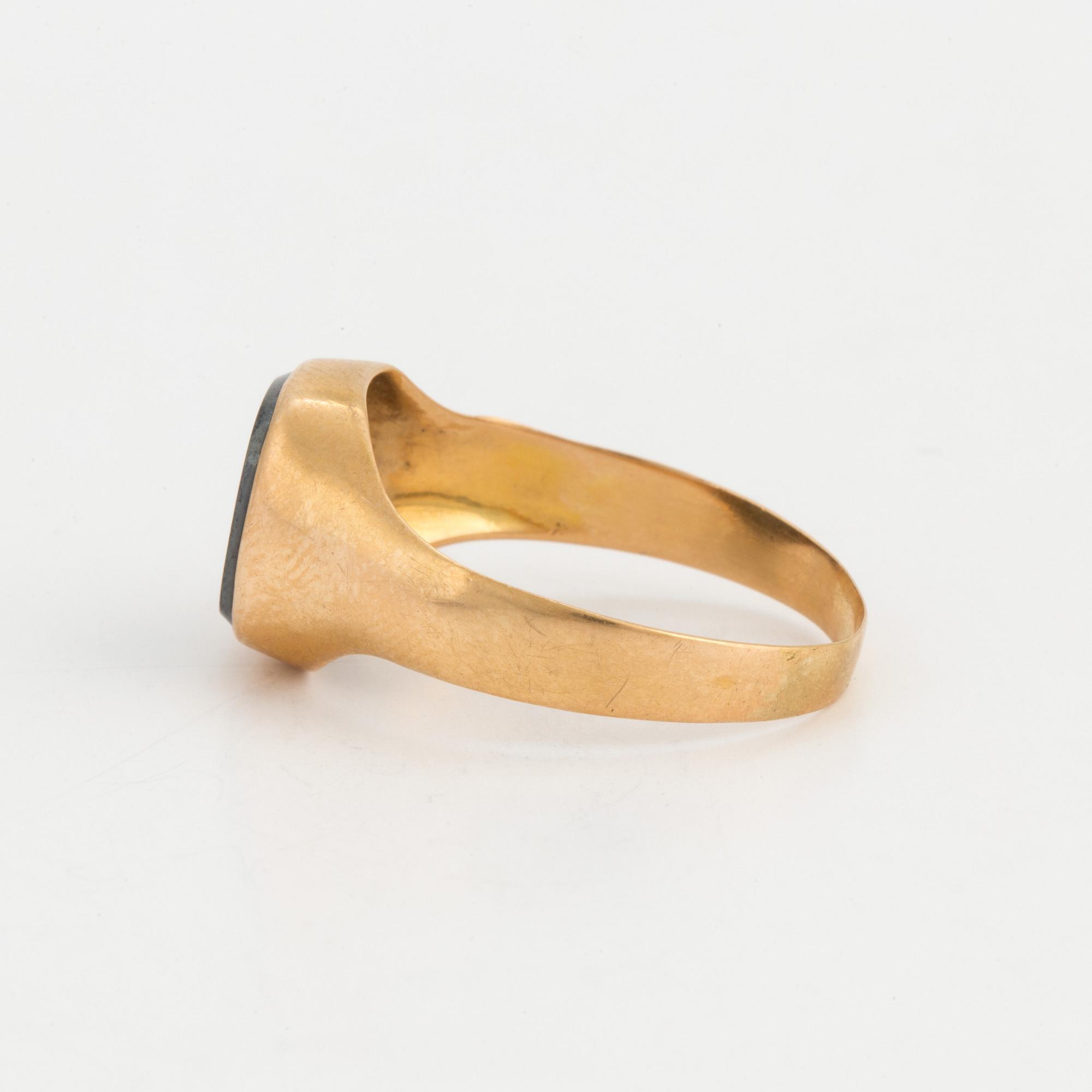 Sinettisormus hematiitilla.