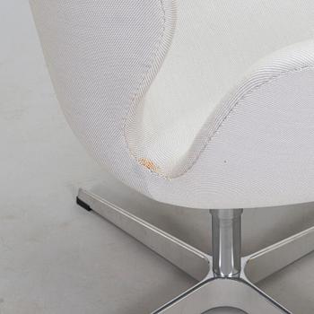 Arne Jacobsen, fåtölj, "Svanen", för Fritz Hansen, 2016.