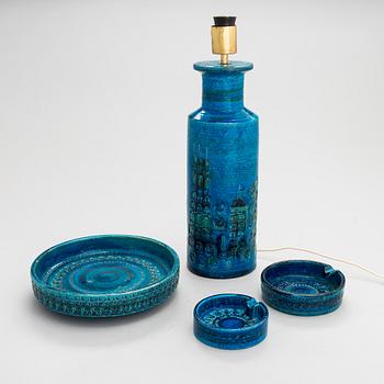 Aldo Londi, Pöytävalaisin ja maljoja, 3 kpl, keramiikkaa, "Rimini blu", Bitossi, Italia, 1900-luvun puoliväli.