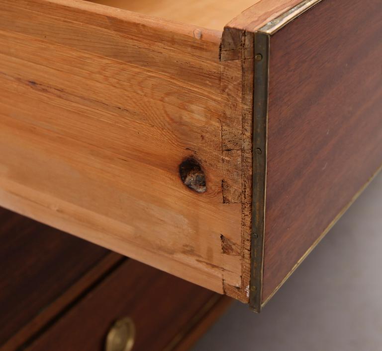 CHIFFONJÉ, sengustaviansk, omkring år 1800.