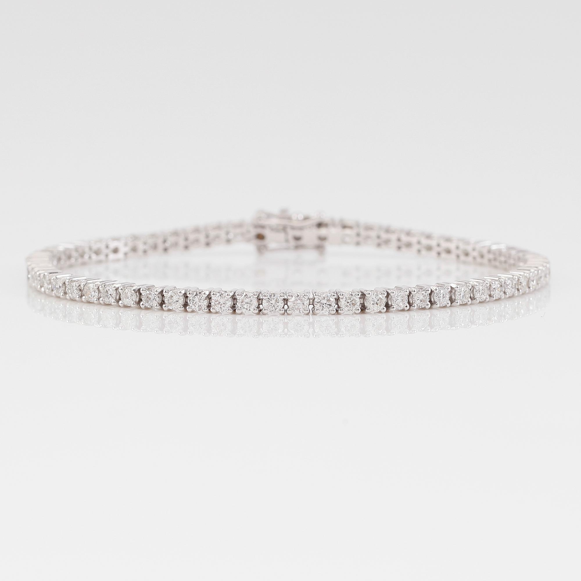 ARMBAND, 18K vitguld och diamanter tot ca 3.45 ct.