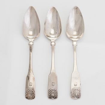 Soppslev och skedar med Cronstedts adelsvapen, tot. 16 dlr, silver, Åbo och Helsingfors, 1820-tal - ca 1851.