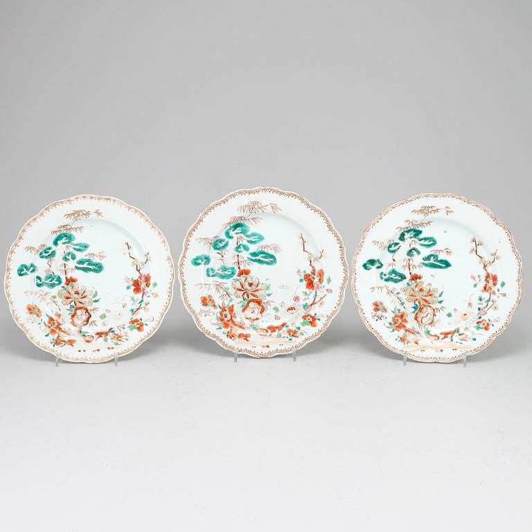 A group of three famille rose export porcelain plates. Qing dynasty, Qianlong (1736-95).