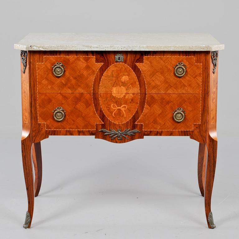 BYRÅ, gustaviansk stil, omkring 1900-talets mitt.